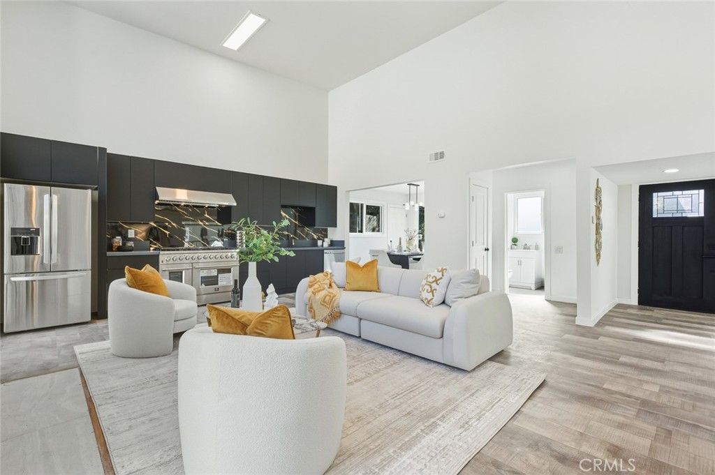 Image 16 of property listing at 2423 Rockdell, La Crescenta, CA 91214