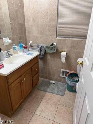 949 Olive St, Elizabeth City, NJ 07201