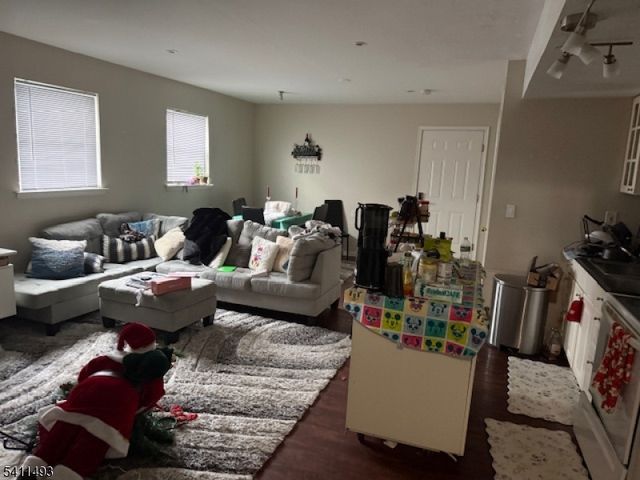 949 Olive St, Elizabeth City, NJ 07201