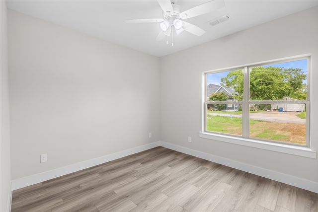 106 N Lackey Street, Tom Bean, TX 75489