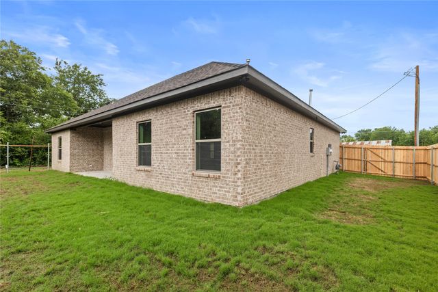 106 N Lackey Street, Tom Bean, TX 75489