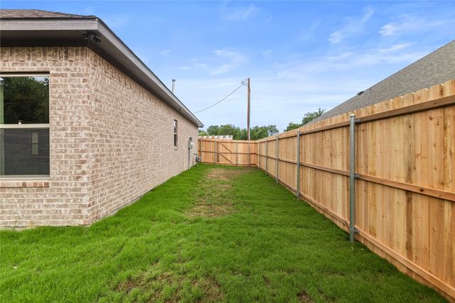 106 N Lackey Street, Tom Bean, TX 75489