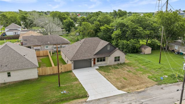 106 N Lackey Street, Tom Bean, TX 75489