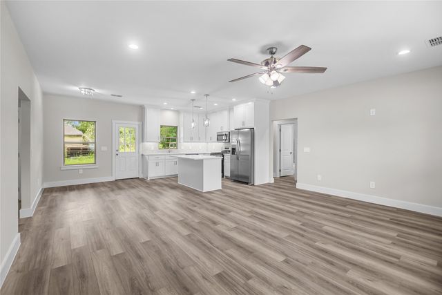 106 N Lackey Street, Tom Bean, TX 75489