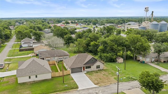 106 N Lackey Street, Tom Bean, TX 75489