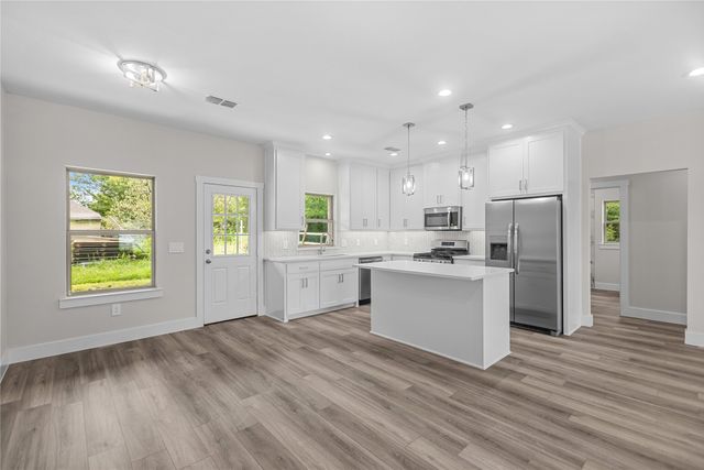 106 N Lackey Street, Tom Bean, TX 75489