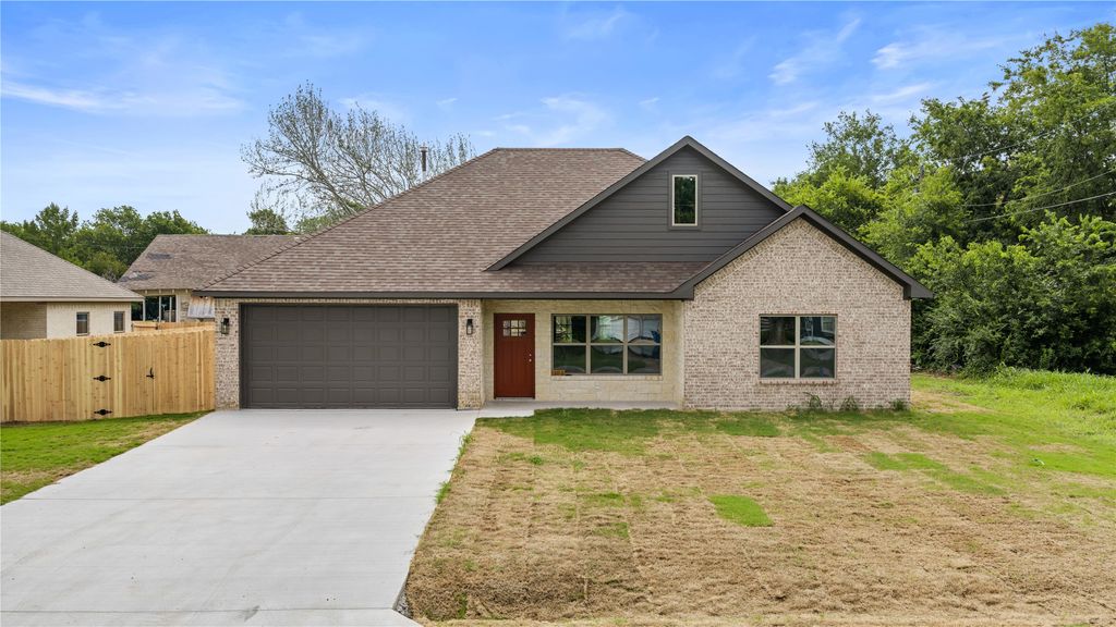 106 N Lackey Street, Tom Bean, TX 75489
