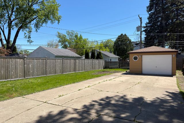 963 E Prairie Street, Des Plaines, IL 60016