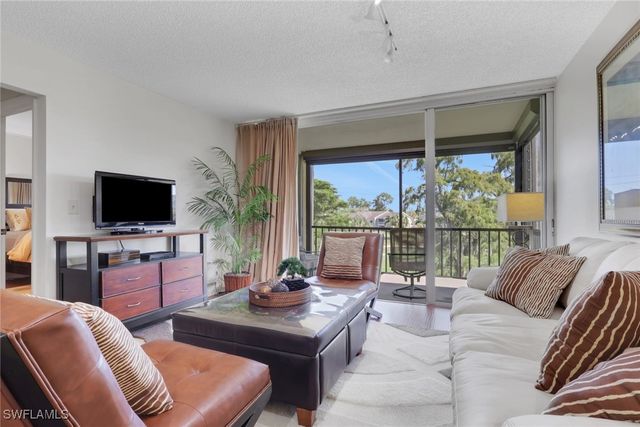 1084 Forest Lakes DR 7304, Naples, FL 34105