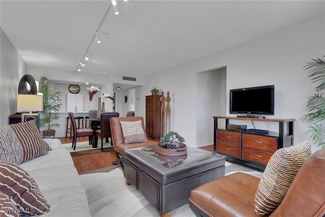 1084 Forest Lakes DR 7304, Naples, FL 34105