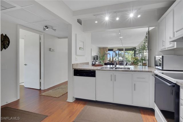 1084 Forest Lakes DR 7304, Naples, FL 34105