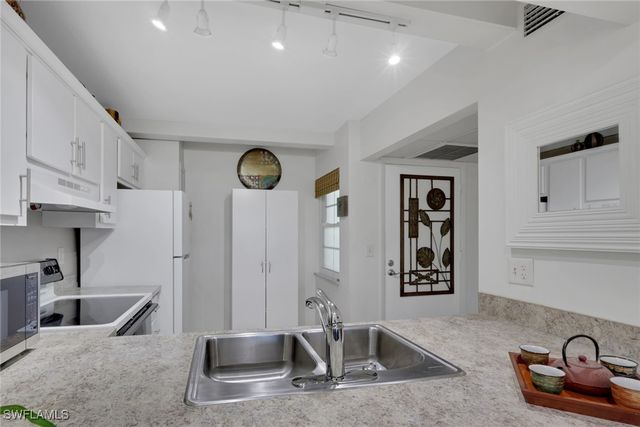 1084 Forest Lakes DR 7304, Naples, FL 34105