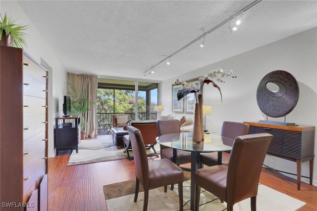 1084 Forest Lakes DR 7304, Naples, FL 34105