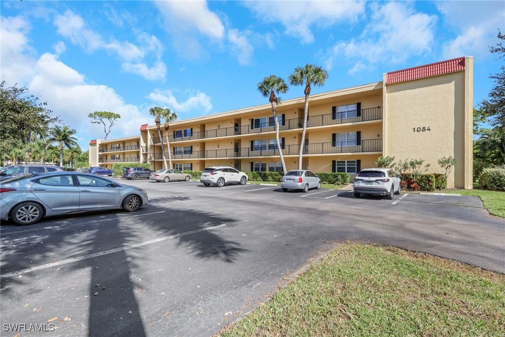 1084 Forest Lakes DR 7304, Naples, FL 34105