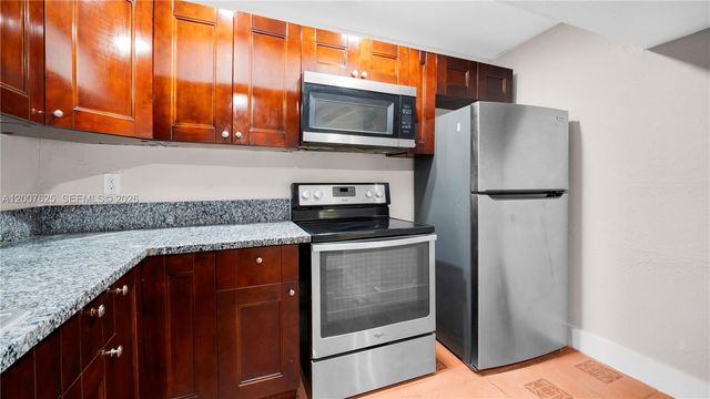 1124 NW 100th Ter 2, Miami, FL 33150