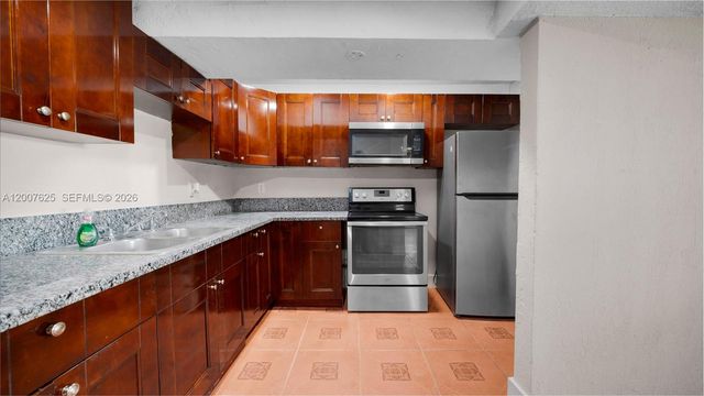 1124 NW 100th Ter 2, Miami, FL 33150
