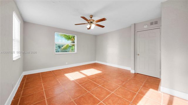 1124 NW 100th Ter 2, Miami, FL 33150
