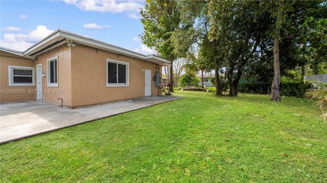 1124 NW 100th Ter 2, Miami, FL 33150