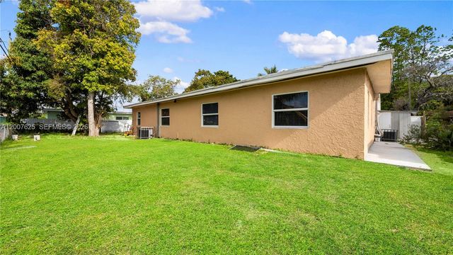 1124 NW 100th Ter 2, Miami, FL 33150