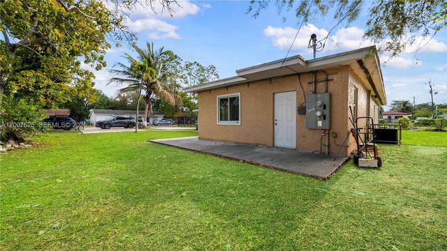 1124 NW 100th Ter 2, Miami, FL 33150