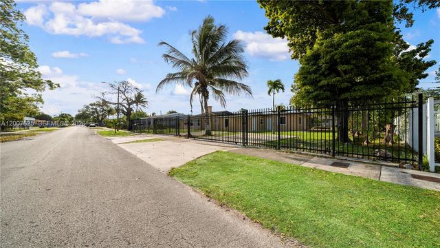 1124 NW 100th Ter 2, Miami, FL 33150