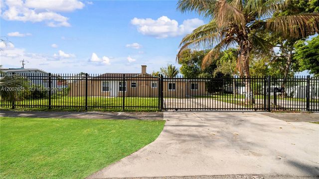 1124 NW 100th Ter 2, Miami, FL 33150