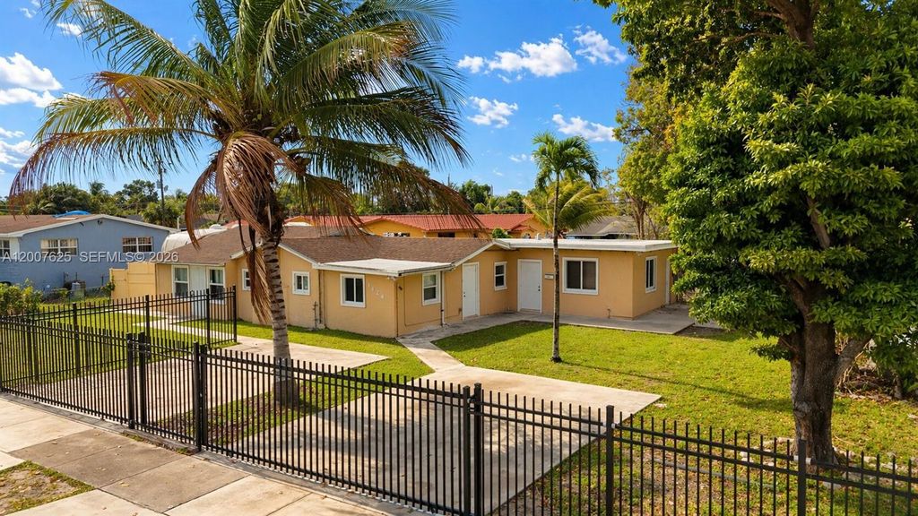 1124 NW 100th Ter 2, Miami, FL 33150