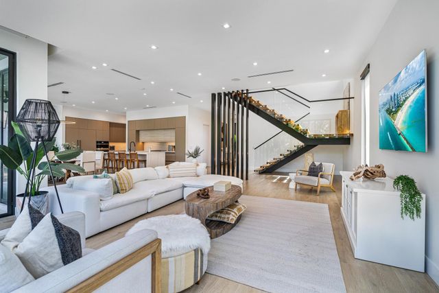 719 N Victoria Park Road, Fort Lauderdale, FL 33304