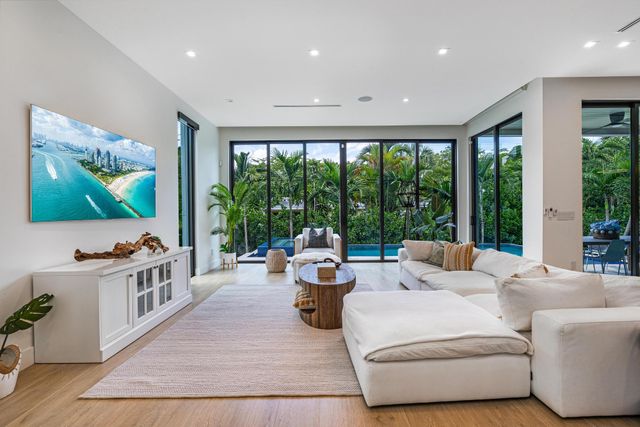 719 N Victoria Park Road, Fort Lauderdale, FL 33304