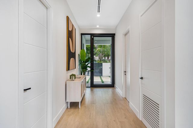 719 N Victoria Park Road, Fort Lauderdale, FL 33304