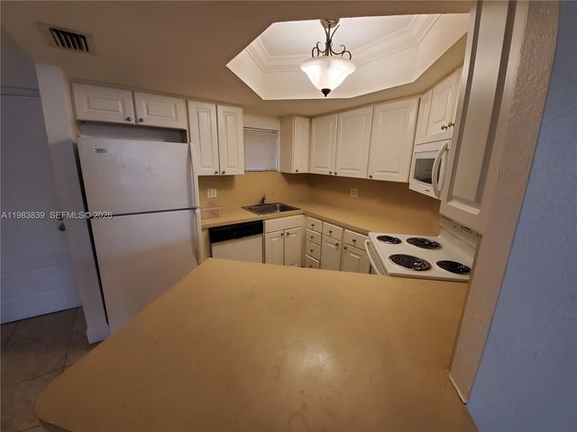 8235 Lake Dr 107, Doral, FL 33166