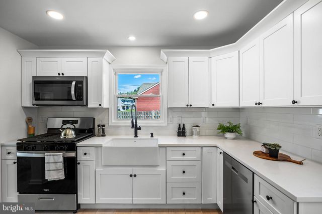 6 HOLLY DR, West Berlin, NJ 08091