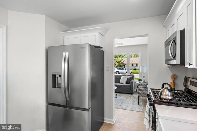 6 HOLLY DR, West Berlin, NJ 08091