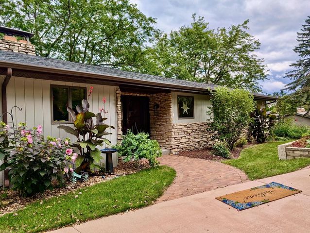 N2046 Orchard Valley DRIVE, La Crosse, WI 54601