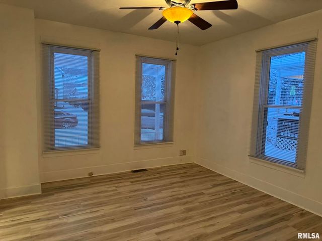 105 6TH Avenue, Moline, IL 61265