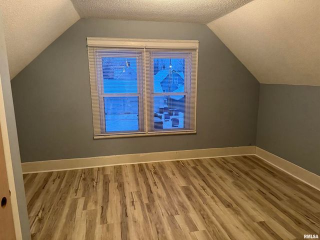 105 6TH Avenue, Moline, IL 61265