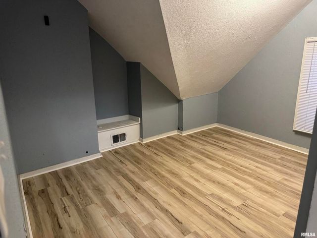 105 6TH Avenue, Moline, IL 61265