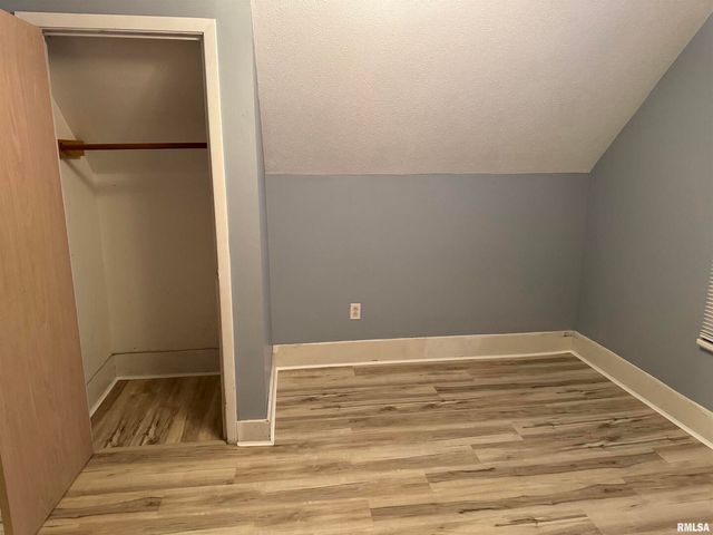 105 6TH Avenue, Moline, IL 61265