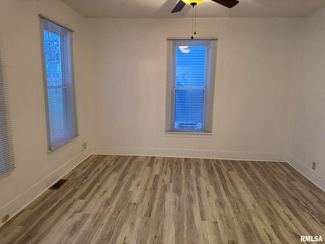 105 6TH Avenue, Moline, IL 61265