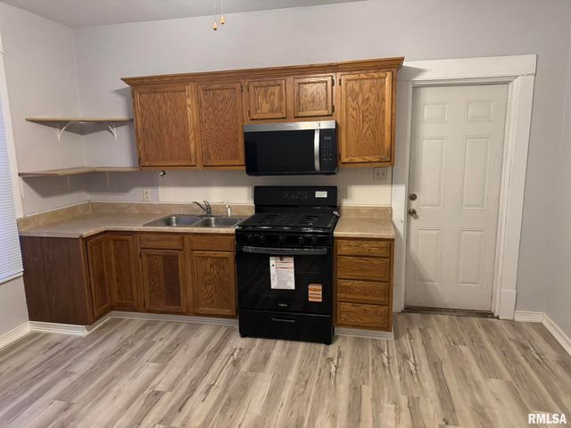 105 6TH Avenue, Moline, IL 61265