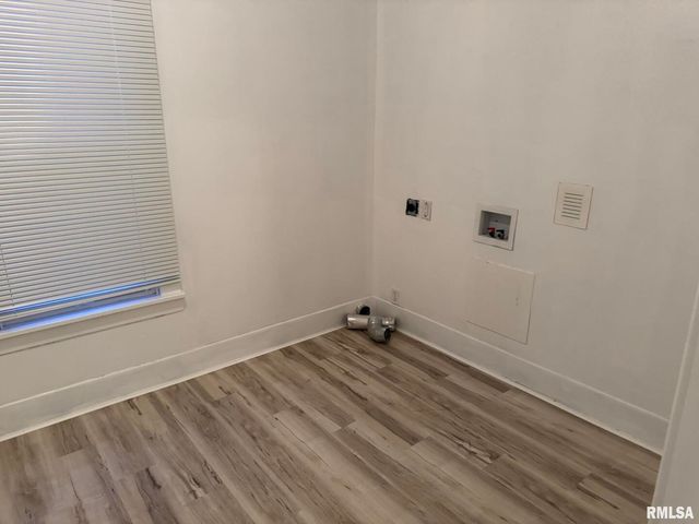 105 6TH Avenue, Moline, IL 61265