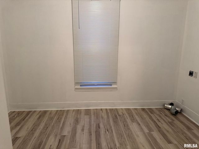 105 6TH Avenue, Moline, IL 61265