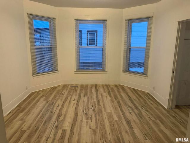 105 6TH Avenue, Moline, IL 61265