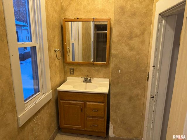 105 6TH Avenue, Moline, IL 61265