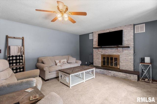 108 COTTONWOOD Drive, Chatham, IL 62629
