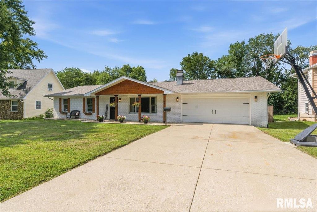 108 COTTONWOOD Drive, Chatham, IL 62629