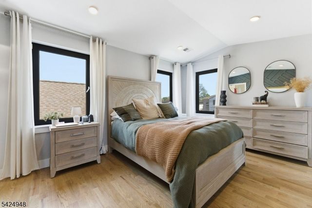 25 E 10Th St A, Linden City, NJ 07036