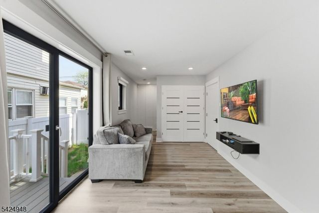 25 E 10Th St A, Linden City, NJ 07036