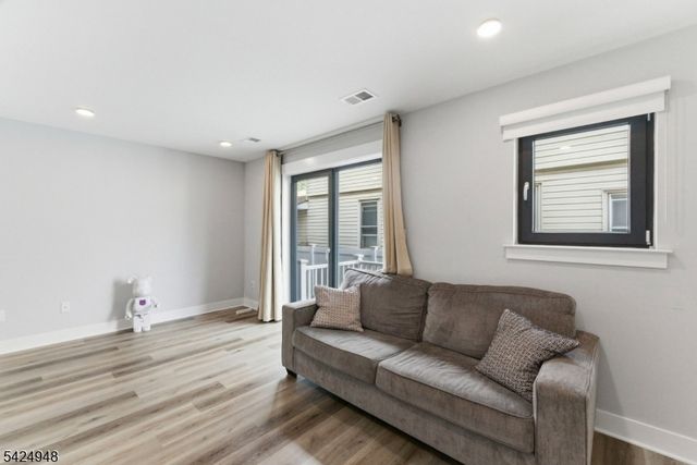 25 E 10Th St A, Linden City, NJ 07036