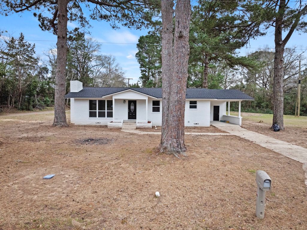 303 Campbell Street, Daingerfield, TX 75638